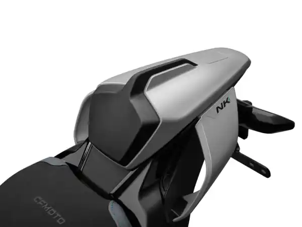 Ofertă de sezon CAPAC ȘA SPATE RACING CFMOTO 675NK – GRI