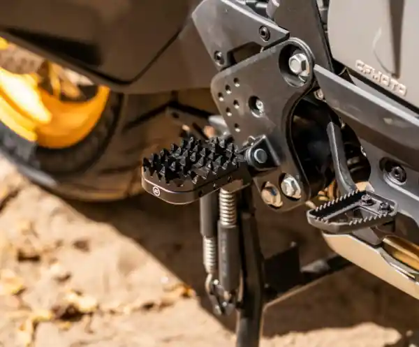 Comandă acum SCĂRIȚĂ DREAPTA EXTINSĂ CFMOTO 800MT / 1000MT-X / 800MT ES – NEGRU (SKIDPROF)
